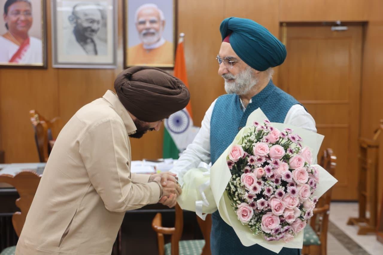 Hon'ble Lt. Governor met Sardar Arvinder Lovely, MLA & Chairperson, Tans-Yamuna Development Board, GNCTD. 