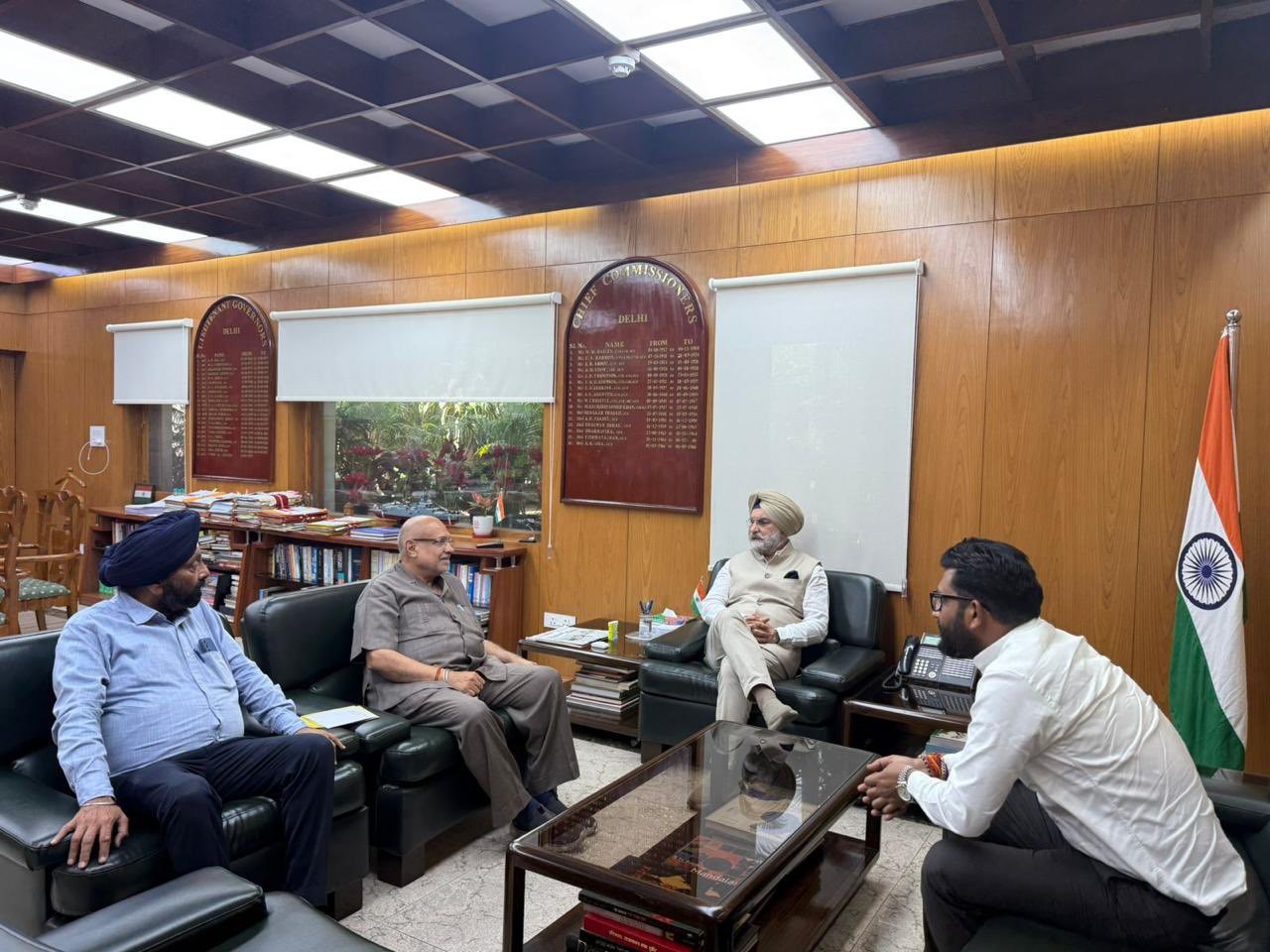 माननीय उपराज्यपाल ने पूर्व सांसद श्री अविनाश राय खन्ना के नेतृत्व वाले एक प्रतिनिधिमंडल से भेंट की।