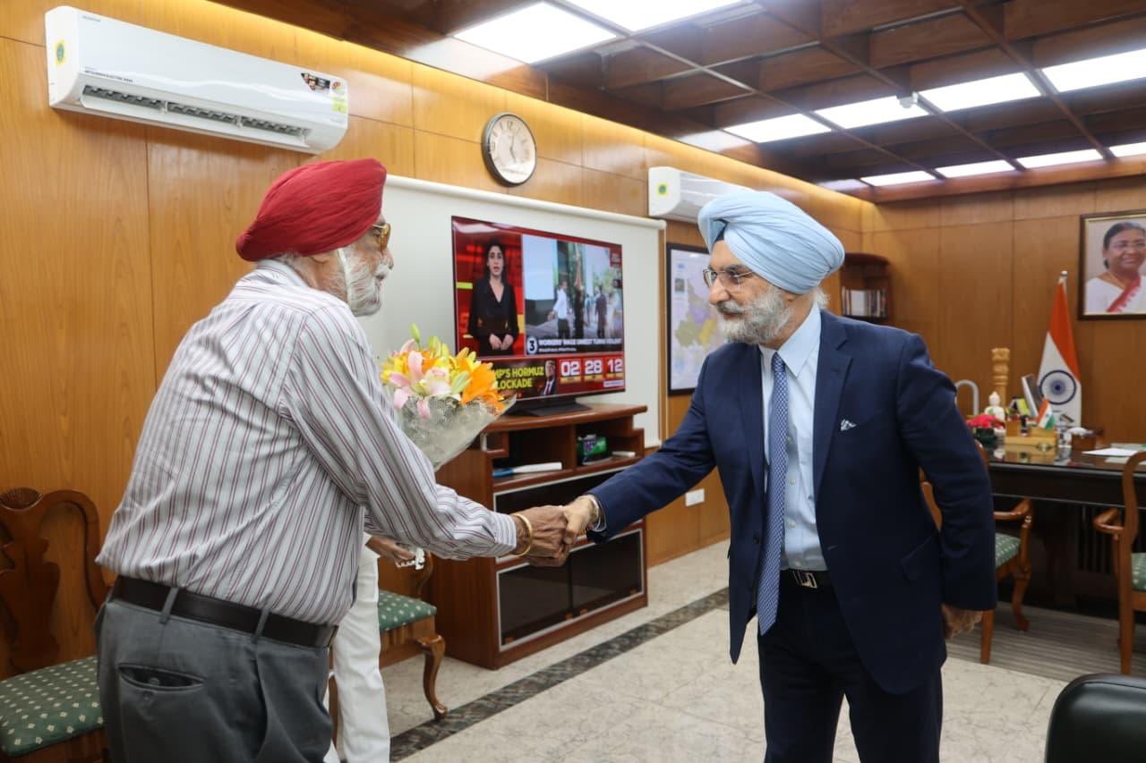 Dr. Mohinder Singh, Director, National Institute of Panjab Studies along with leadership of Bhai Vir Singh Sahitya…
