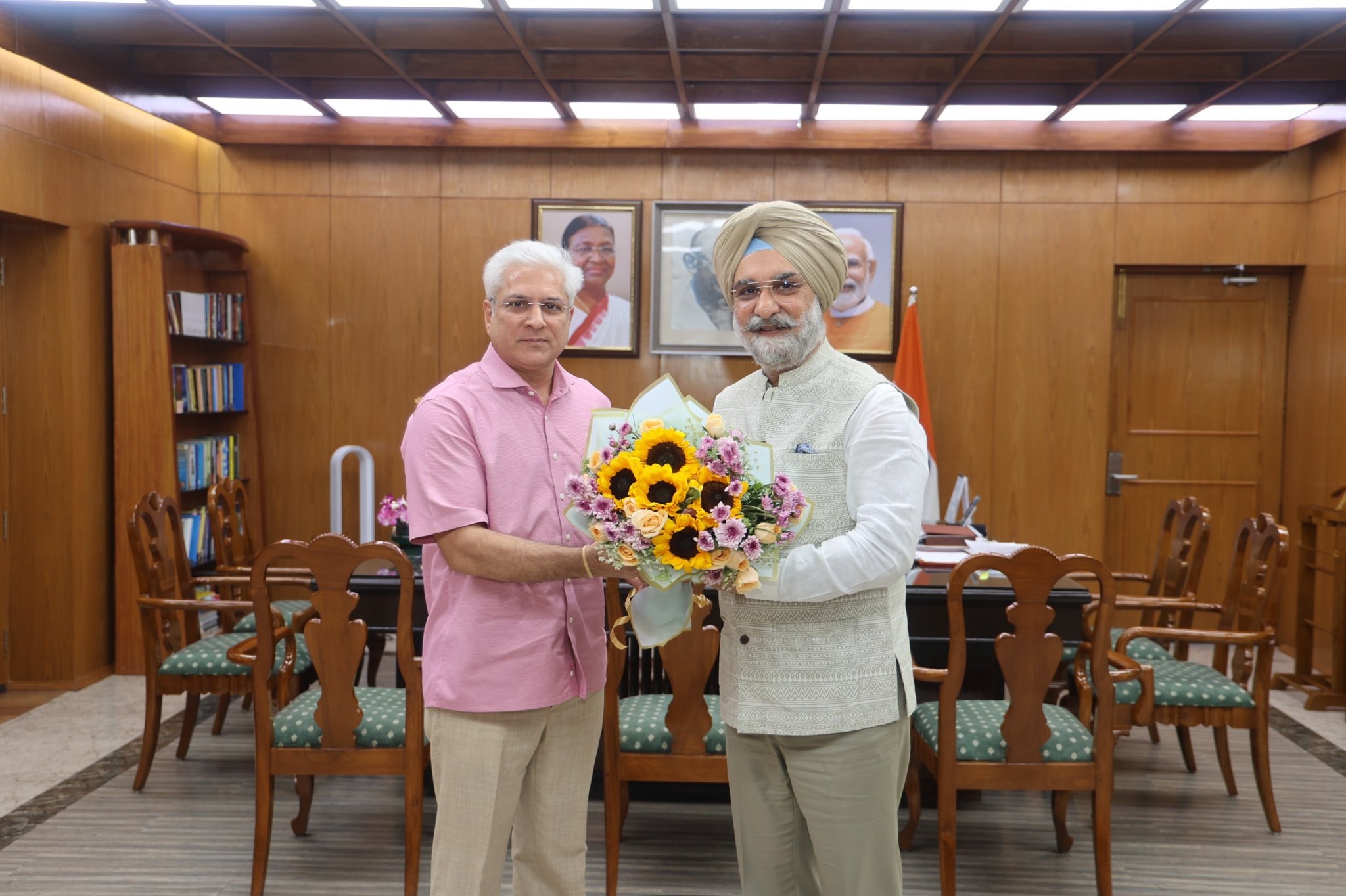 Shri Kailash Gahlot, MLA called on Hon’ble Lt. Governor.