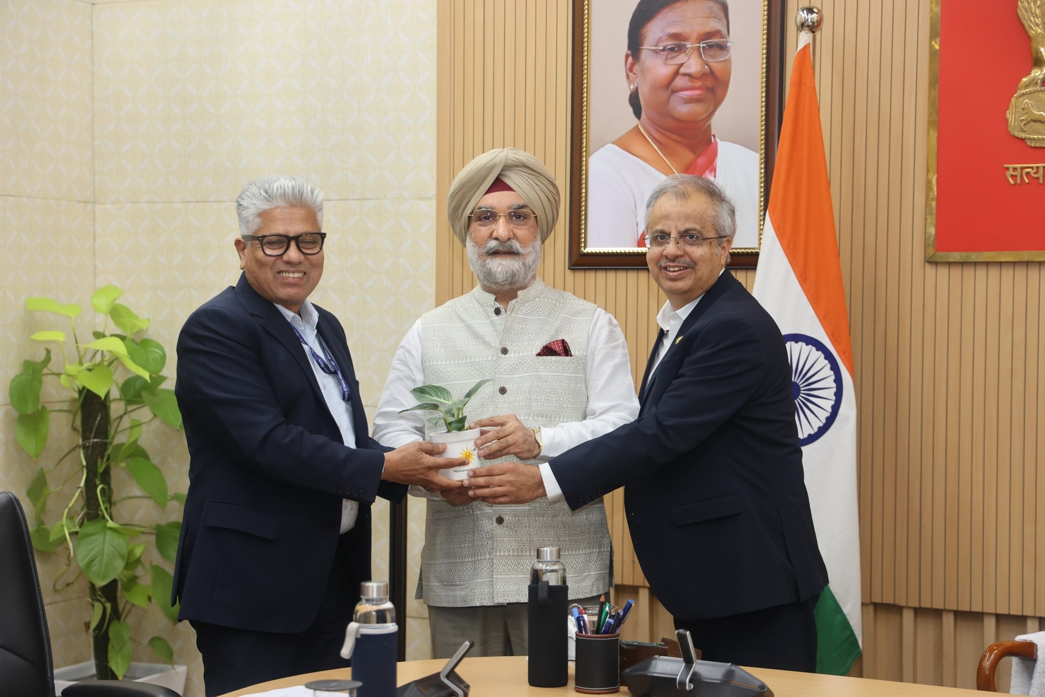 Hon’ble Lt. Governor received a cheque of ₹22.75 crore for FY 2025–26  from Indraprastha Gas Limited.