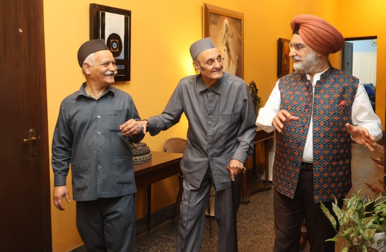Hon’ble Lt. Governor met veteran leader and author Dr. Karan Singh Ji.