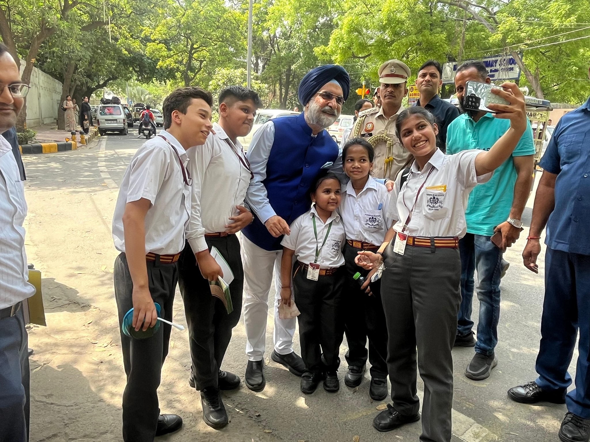Hon’ble Lt. Governor interacted with students near St. Xavier’s Senior Secondary School.