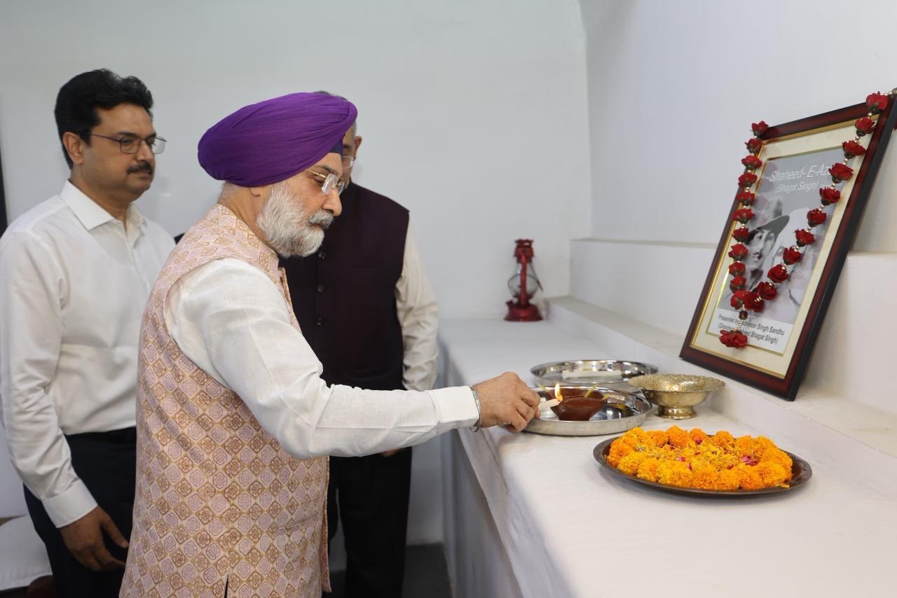 Hon'ble Lt. Governor paid tributes to Shaheed Bhagat Singh at the historic chamber in the Viceregal Lodge.
