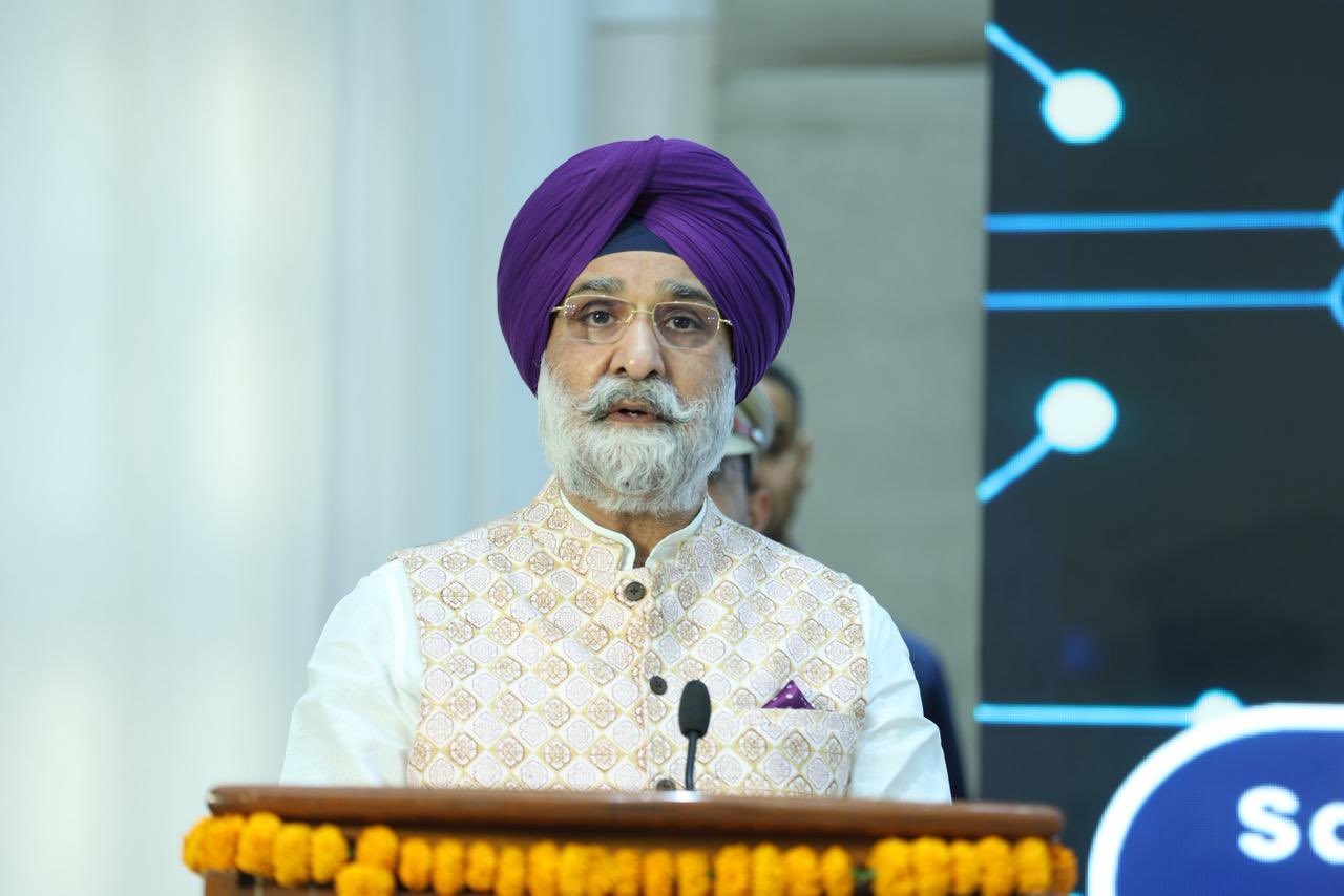 Hon’ble Lt. Governor joined the National Technology Day celebrations at the Vice Regal Lodge, Delhi University.