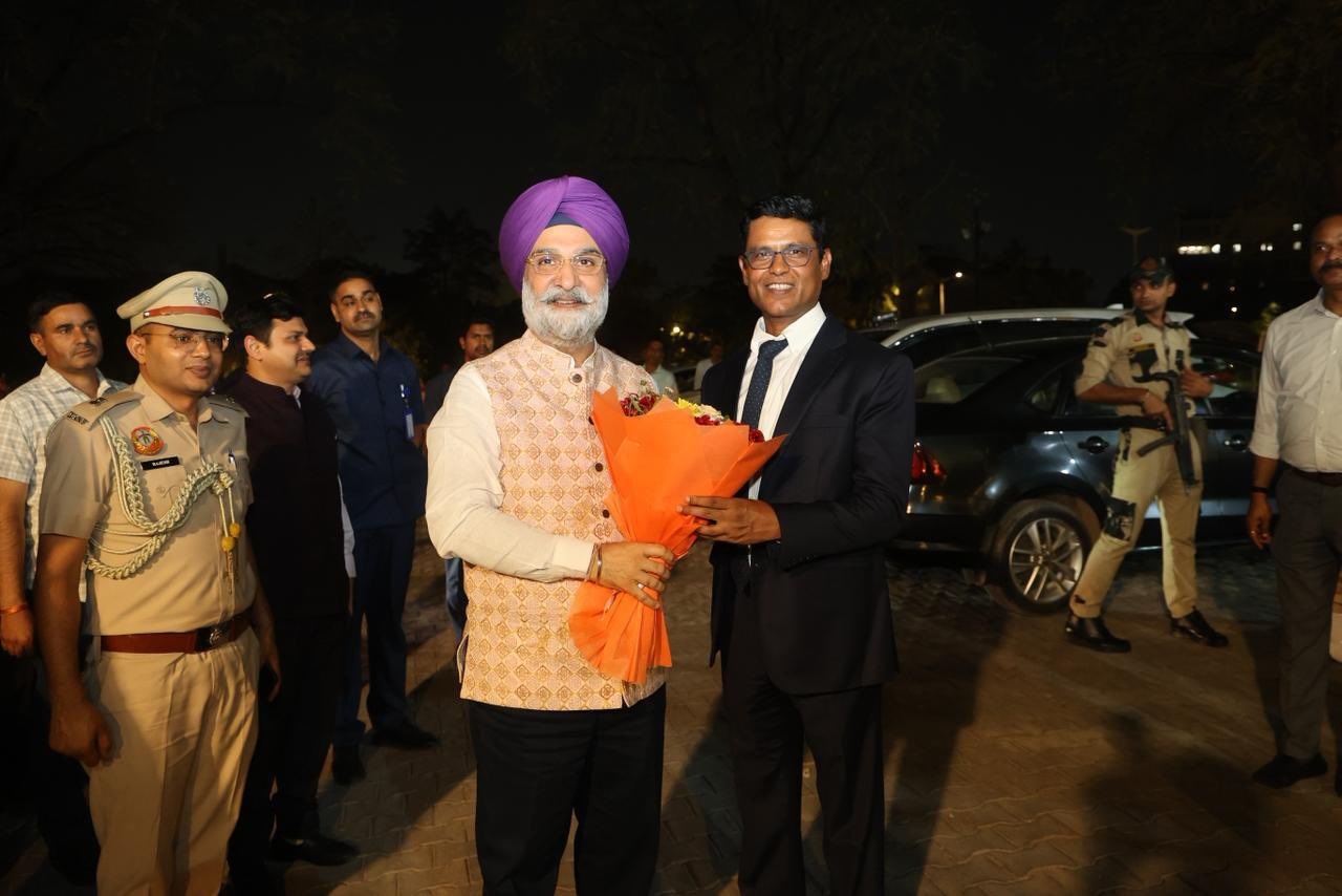 Hon’ble Lt. Governor interacted with young Delhi Government officers.