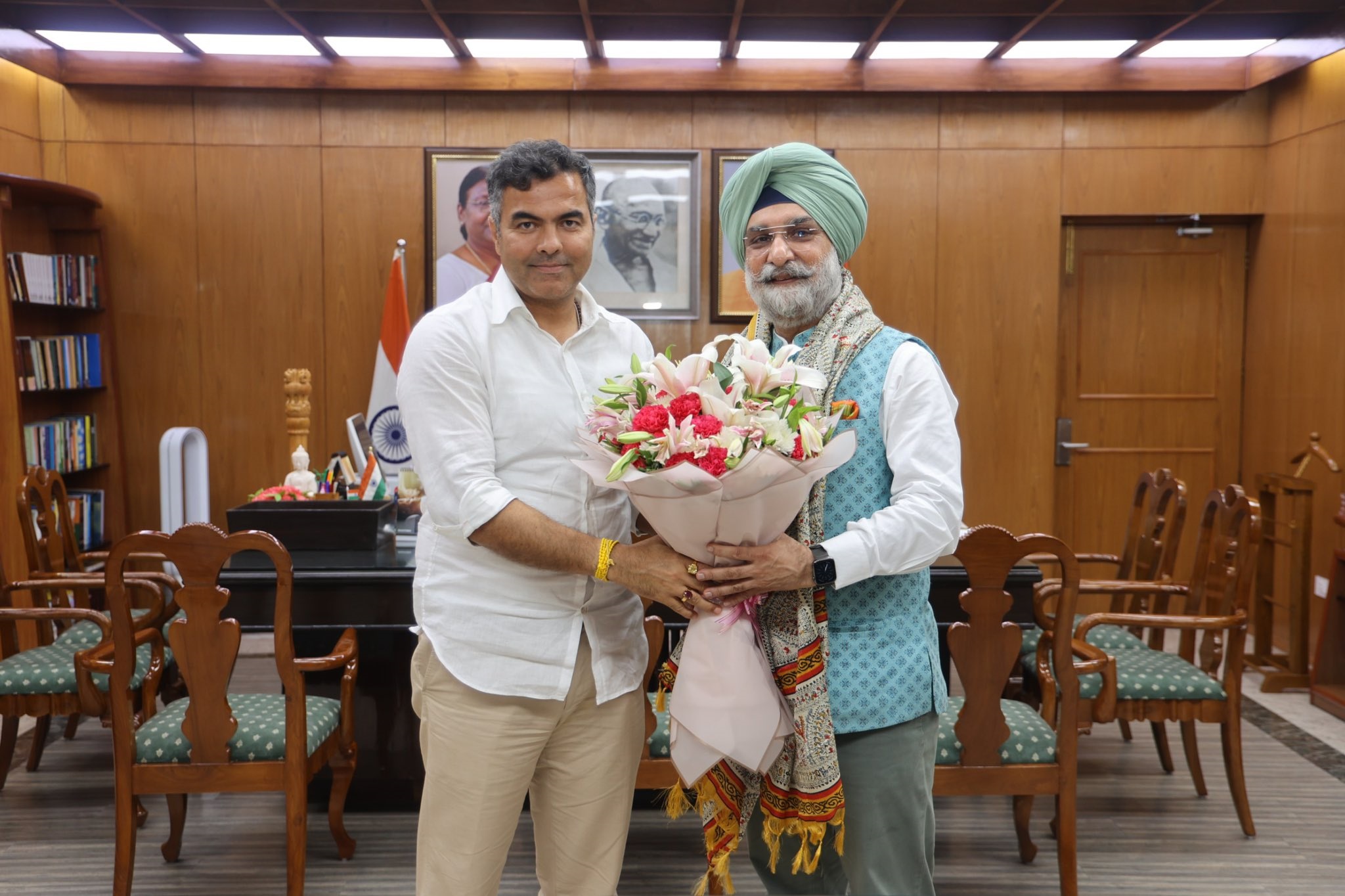 Shri Parvesh Sahib Singh, Hon’ble Minister, GNCTD, called on Hon’ble Lt. Governor.