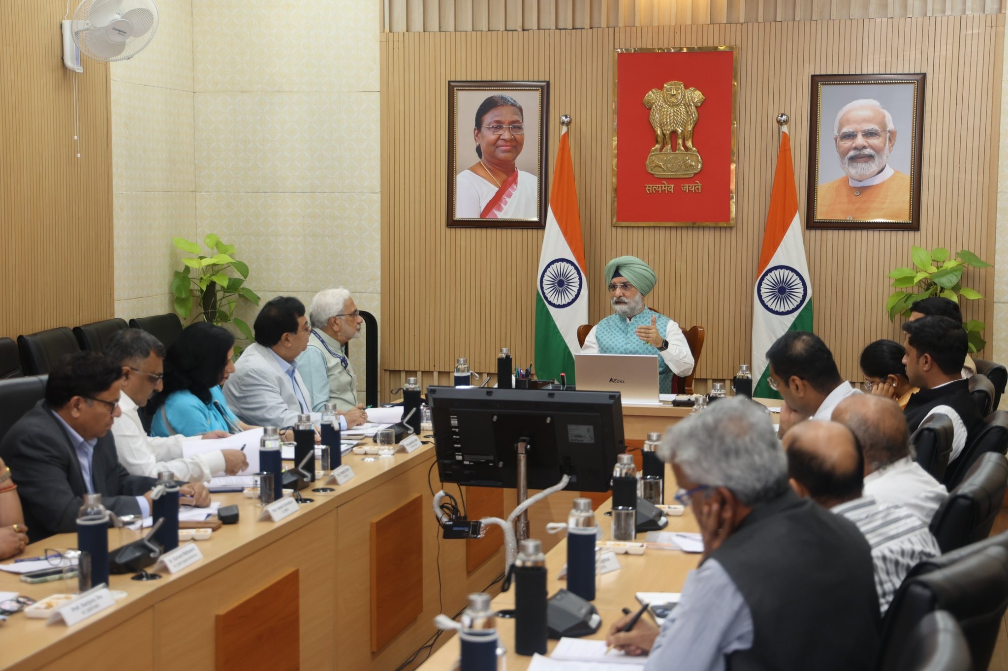 Hon’ble Lt. Governor chaired a meeting with the Vice Chancellors and Directors of Universities under GNCTD.