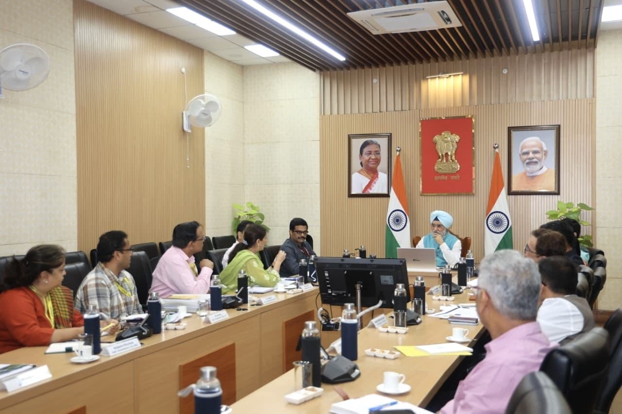 Hon’ble Lt. Governor chaired a meeting with DDA officials on the Transit Oriented Development Policy.