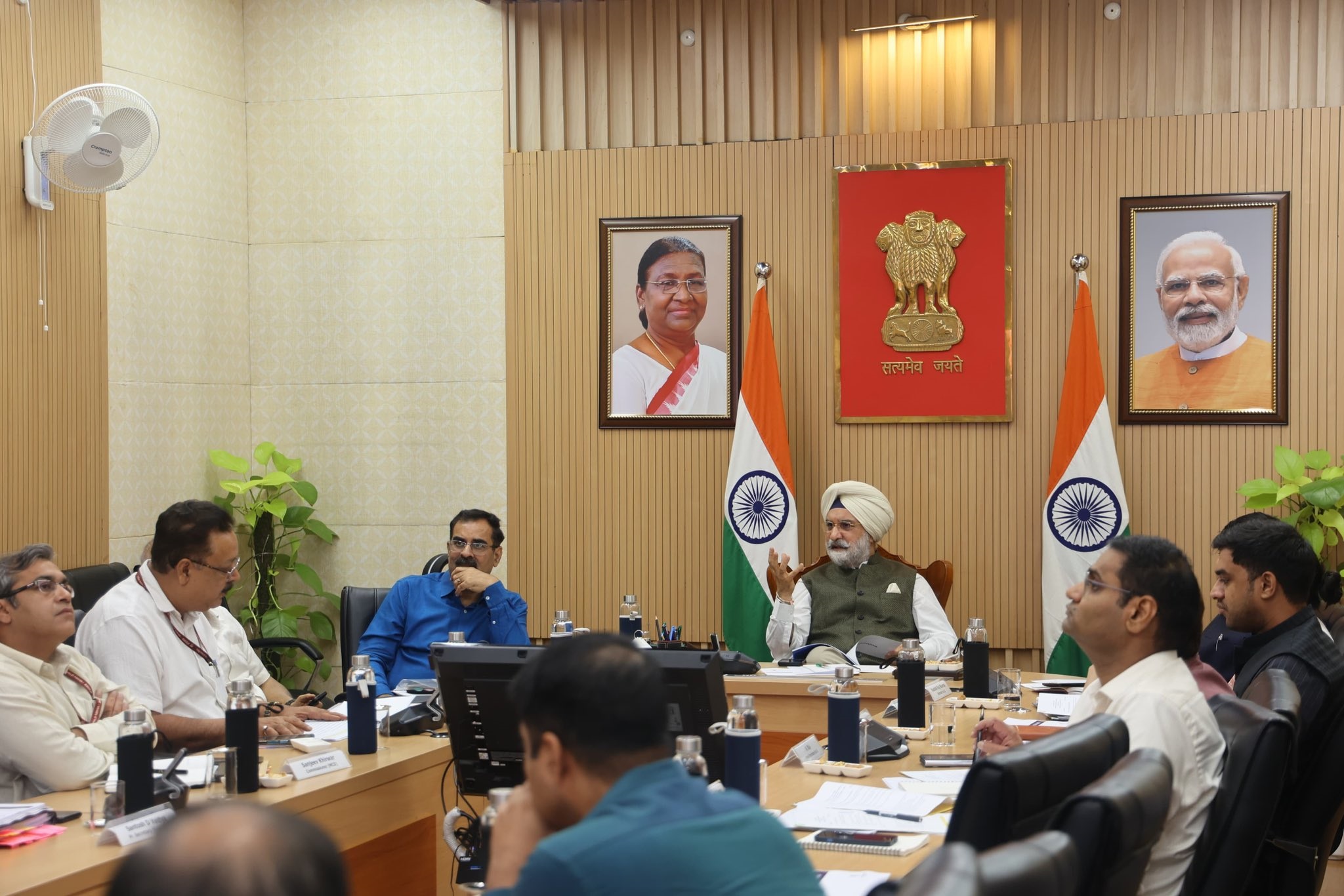 Hon’ble Lt. Governor chaired a meeting of senior officials of Delhi to review the progress of the Deregulation Exercise.