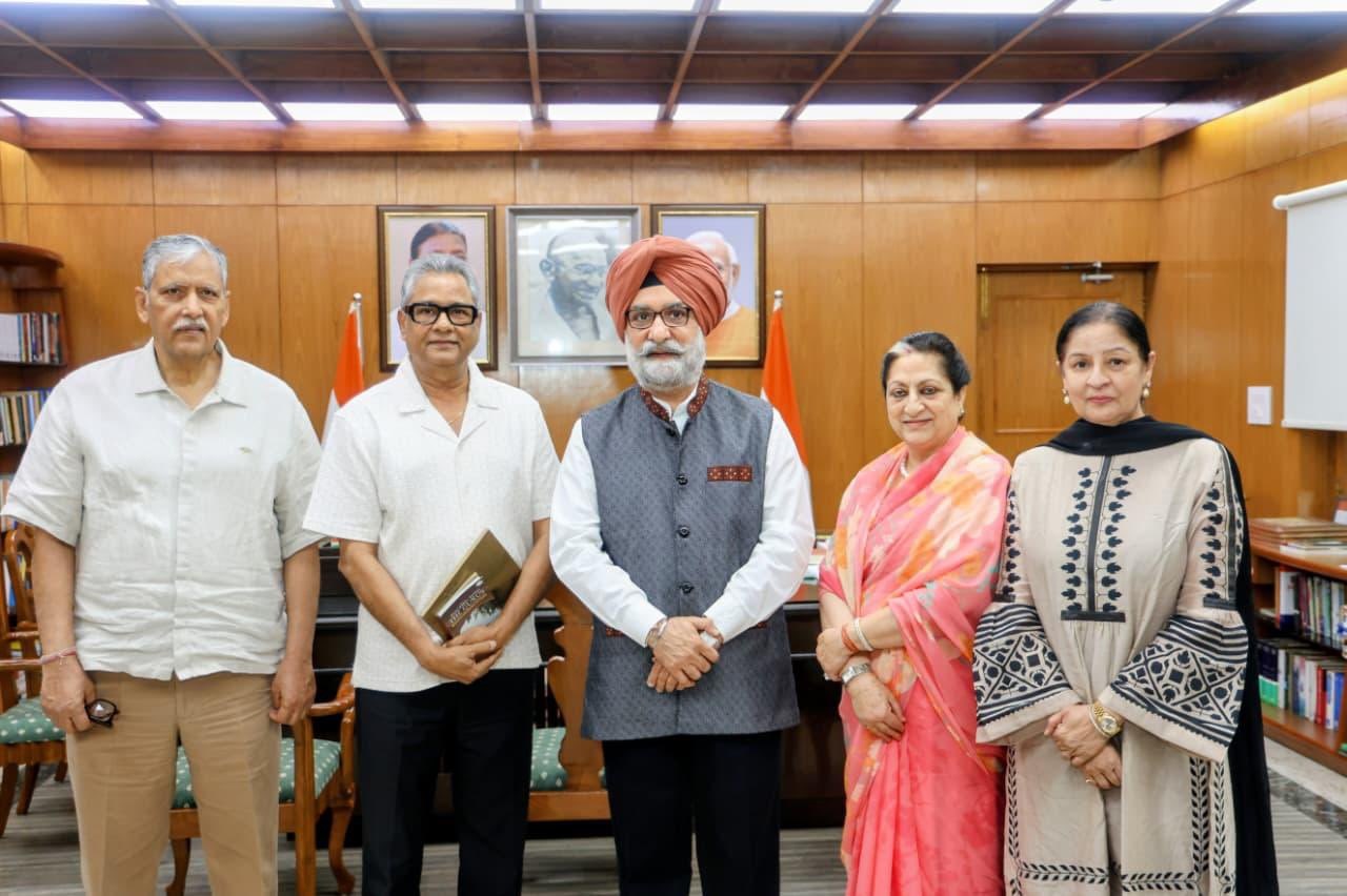 Shri Ashok Jairaj Singh Thakur, Chairman INTACH, along with his team called on Hon’ble Lt. Governor.