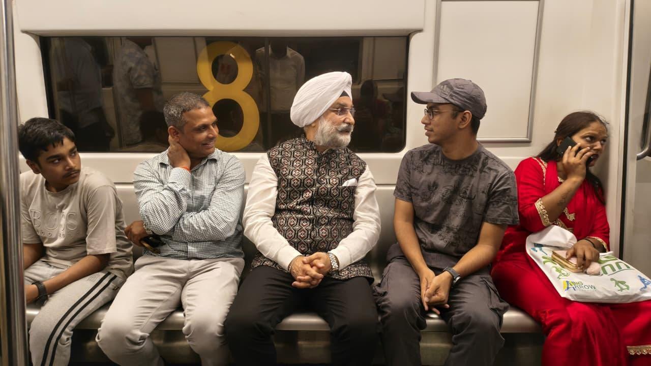 Hon’ble Lt. Governor interacted with students, young professionals and daily commuters during the metro ride.
