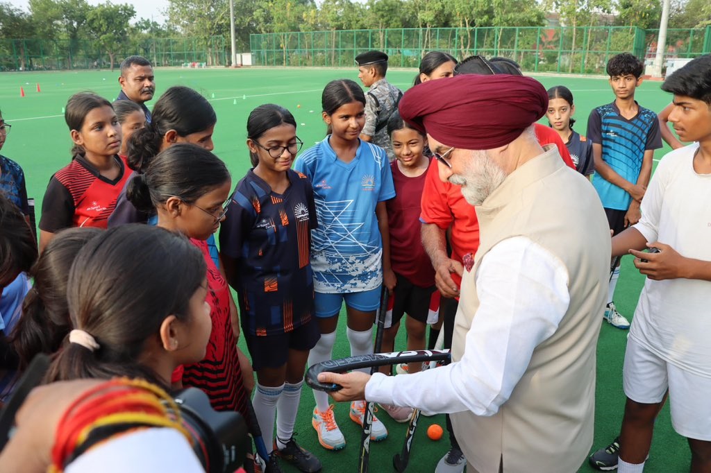 Hon’ble Lt. Governor interacted with the young sportspersons at Yamuna Sports Complex.