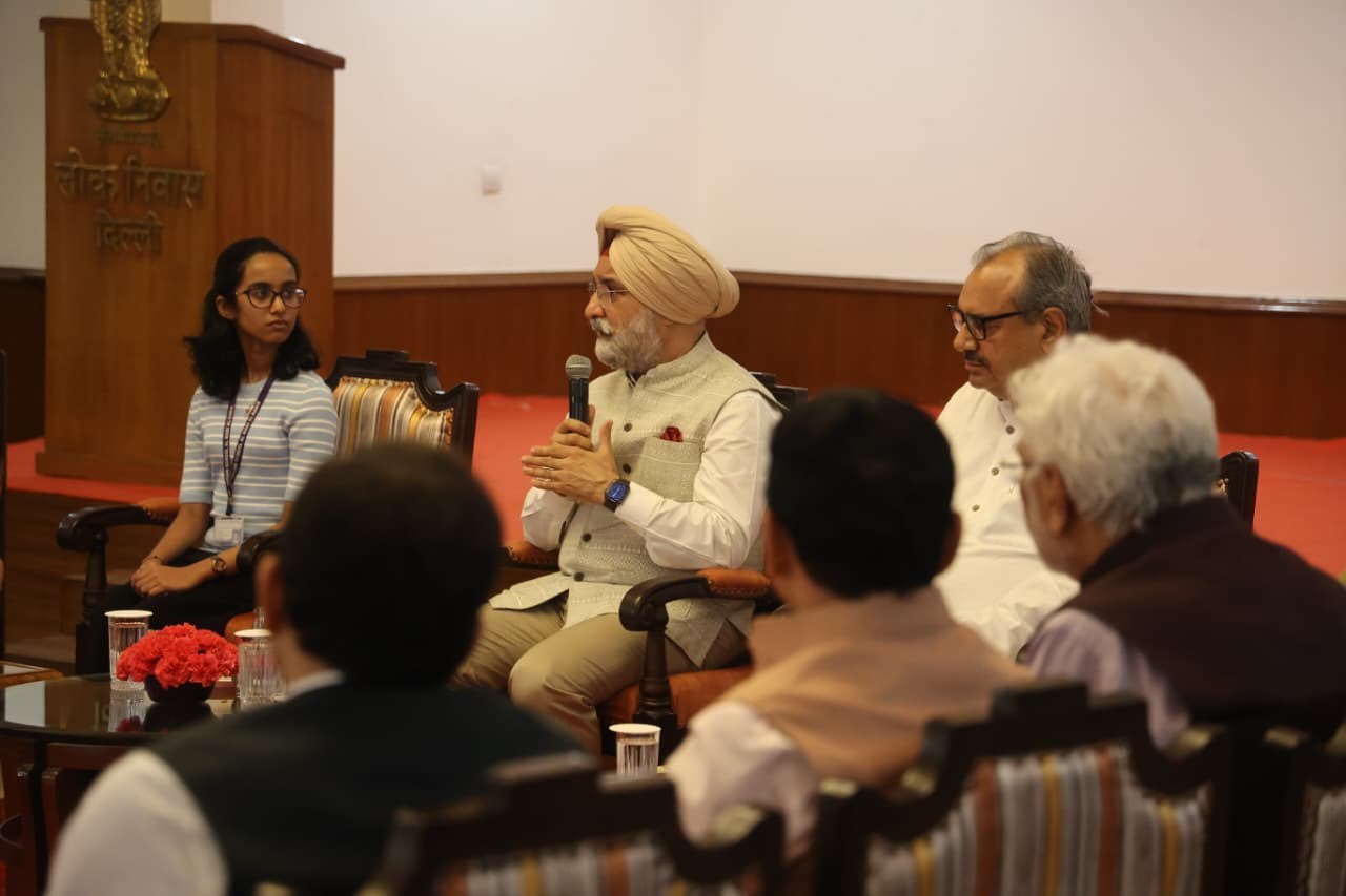 Hon’ble Lt. Governor interacted with a bright group of young students from Oman, winners of the Sastra Pratibha Contest…