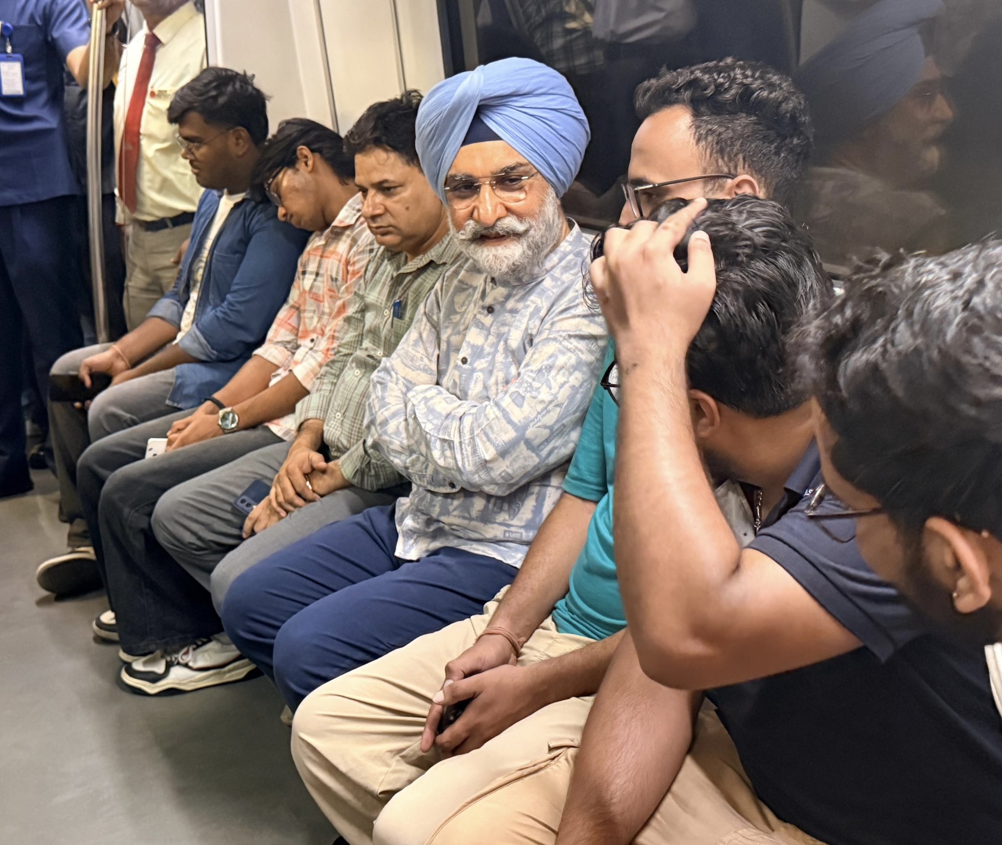 Hon’ble Lt. Governor interacted with fellow commuters during the metro ride.