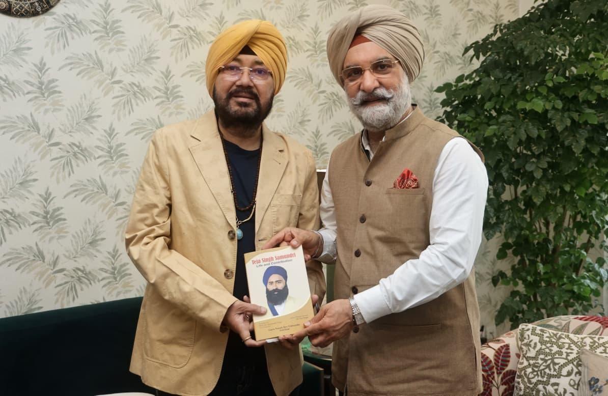 Singer Daler Mehndi along with Mrs. Taranpreet Kaur, called on Hon’ble Lt. Governor.