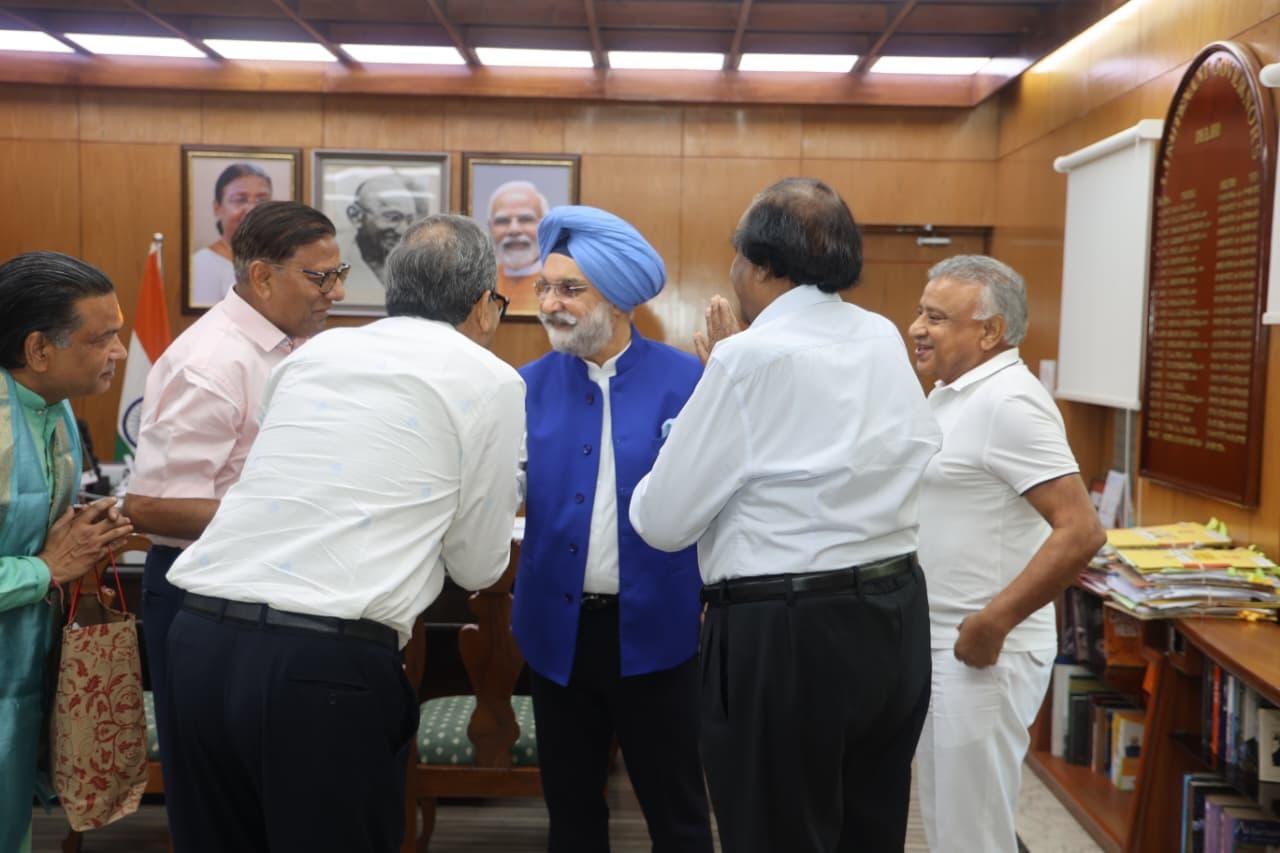 A delegation of senior members from Shree Geeta Bhawan Panchayati Dharamshala Trust, Kamla Nagar, called on Hon’ble Lt…
