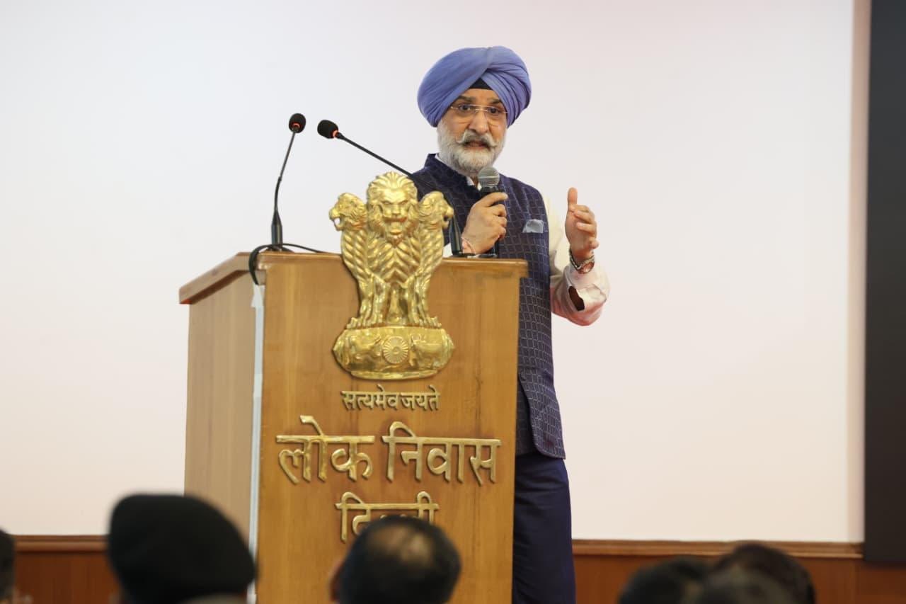 Hon’ble Lt. Governor interacted with the officers and staff of the LG Secretariat.