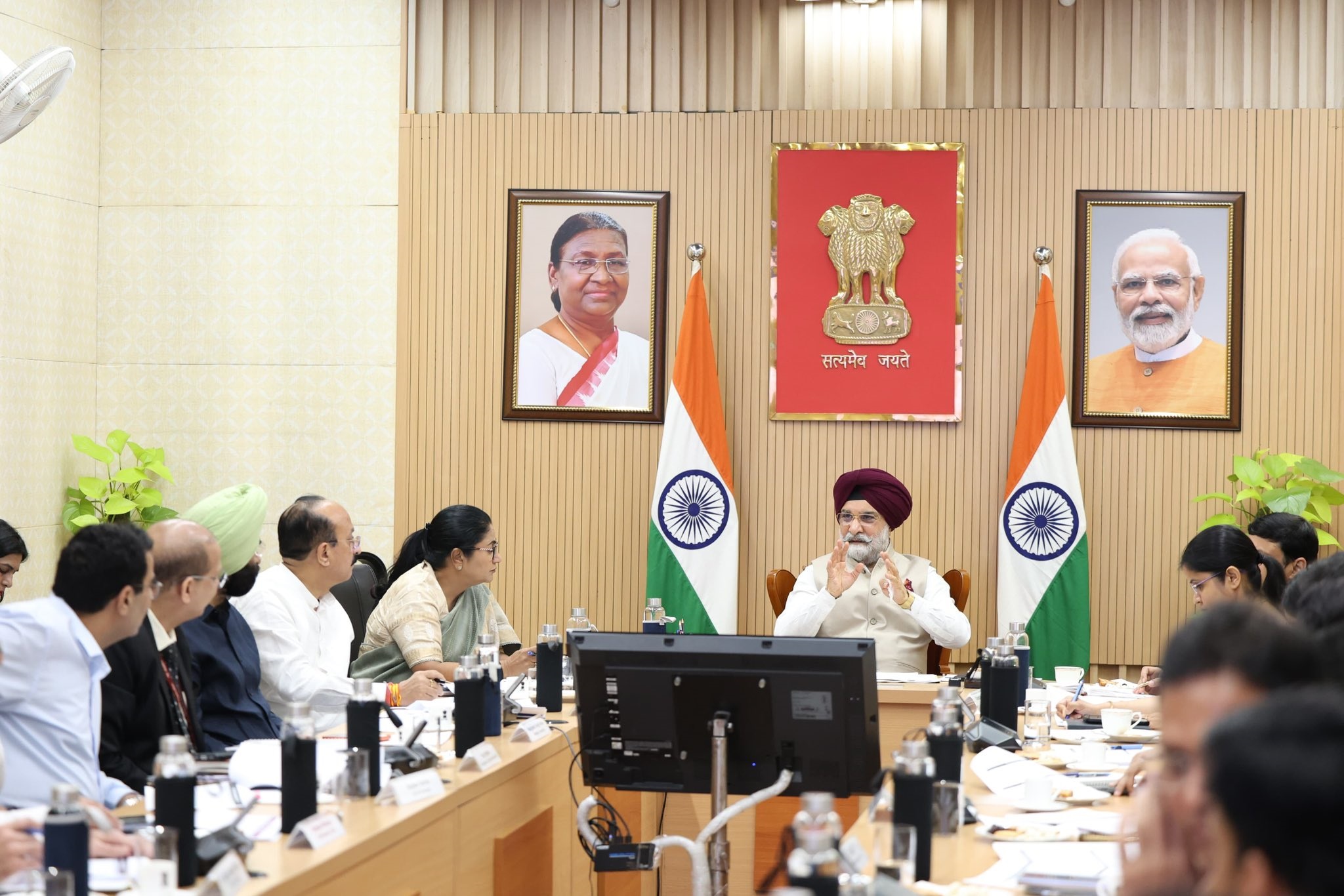 Hon’ble Lt. Governor chaired a meeting to review the progress of Deregulation & Compliance Reduction in Delhi.