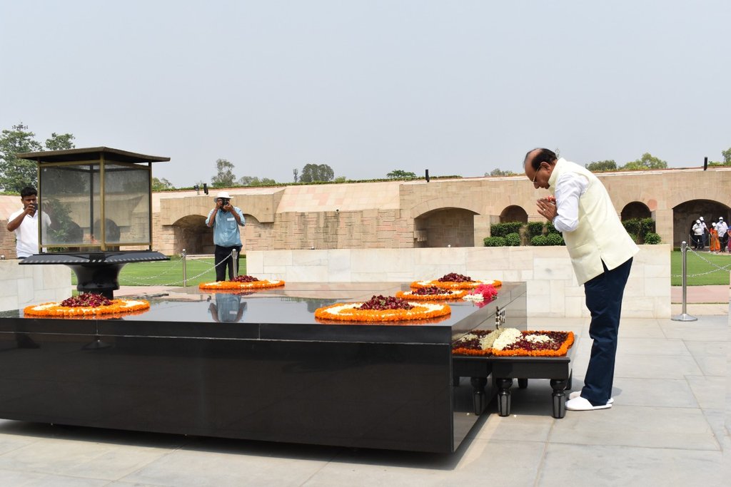 Shri Vinai Kumar Saxena paid homage to Bapu at Rajghat after taking oath as Lt. Governor of Delhi