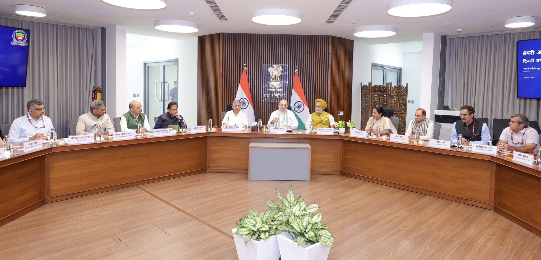 Hon’ble Lt. Governor at the signing of MoU between MCD, Delhi National Dairy Development Board for the establishment of Compressed Bio-Gas plants across the National Capital in the presence of Ho’ble Home Minister, Shri Amit Shah.