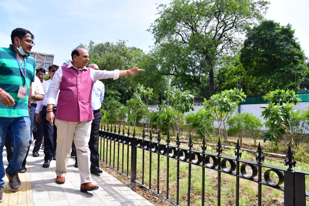 Hon'ble Lt Governor inspected the 1km long pilot project of Aesthetic Upgradation work on Dhaula Kuan-IGI Airport…