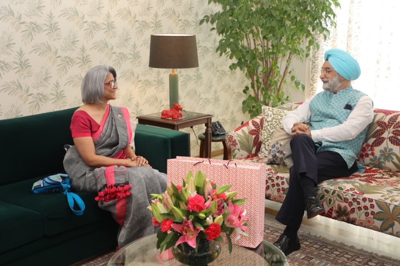 माननीय उपराज्यपाल ने भारत में श्रीलंका की उच्चायुक्त, महामहिम सुश्री महिषिनी कोलोन से भेंट की।