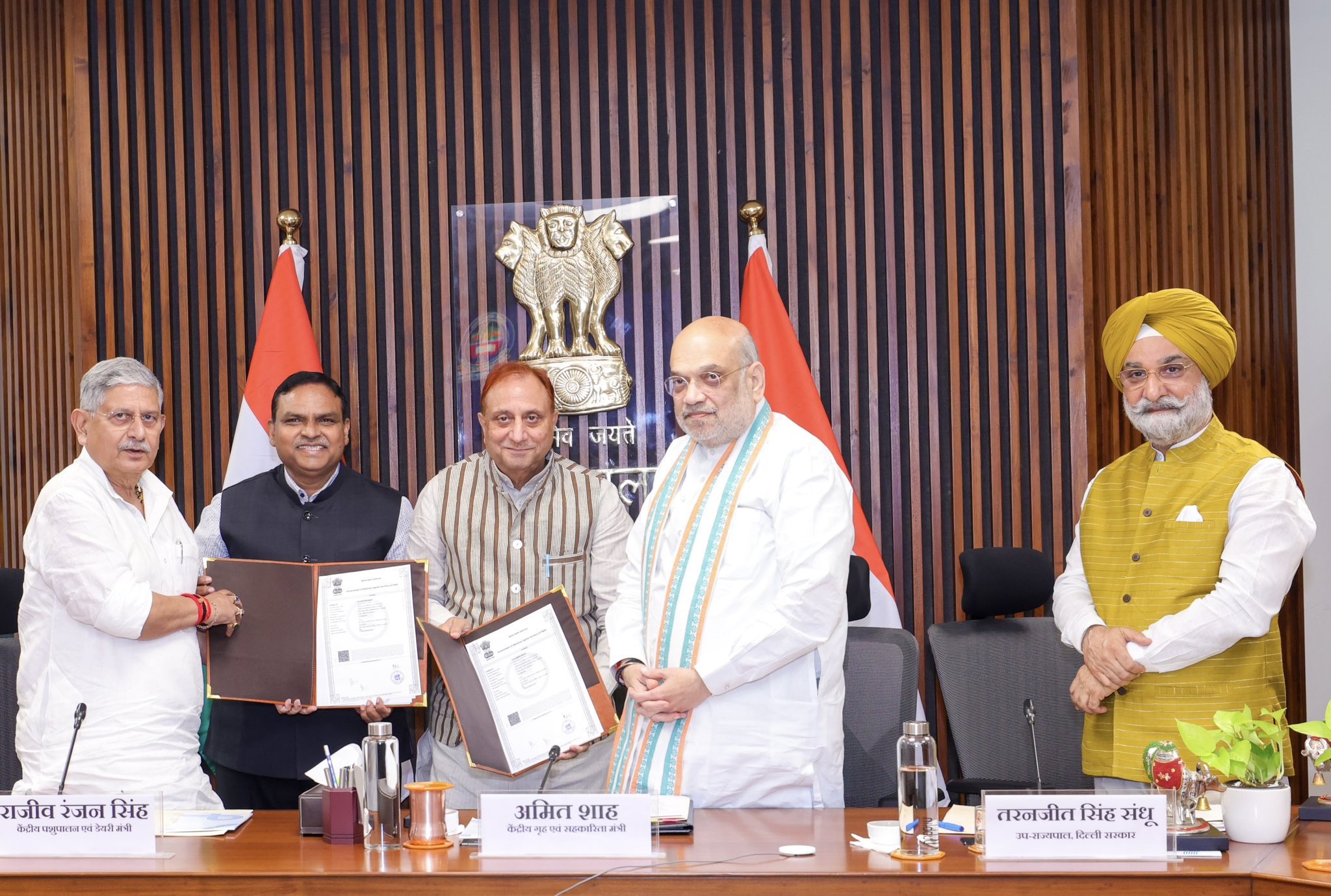 Hon’ble Lt. Governor at the signing of MoU between MCD, Delhi National Dairy Development Board for the establishment of Compressed Bio-Gas plants across the National Capital in the presence of Ho’ble Home Minister, Shri Amit Shah.