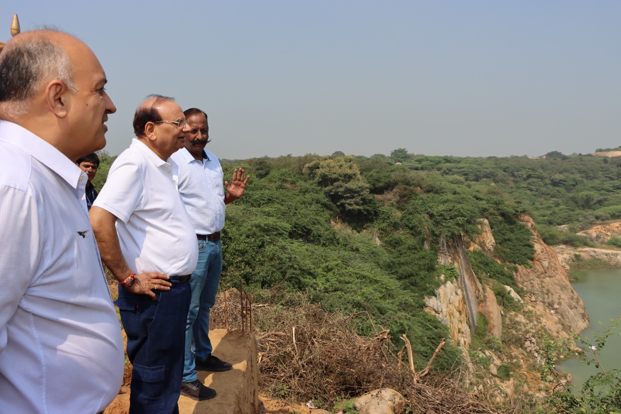 Hon’ble Lt. Governor inspected the trial of the waterfalls and floating fountains in Neeli Jheel at Bhati Mines.