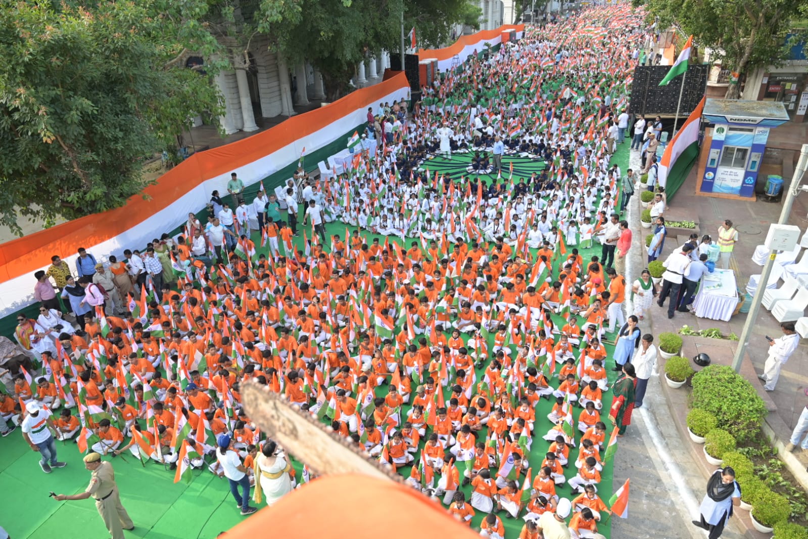 Hon'ble Lt. Governor participated in a Prabhat Pheri with 10000 NDMC School students as part of 'Har Ghar…