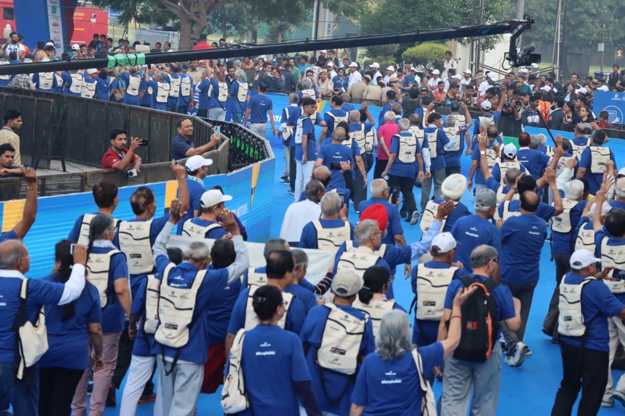 Hon’ble Lt. Governor flagged off Vedanta Delhi Half Marathon – 2022 and felicitated the winners at JLN Stadium, New…