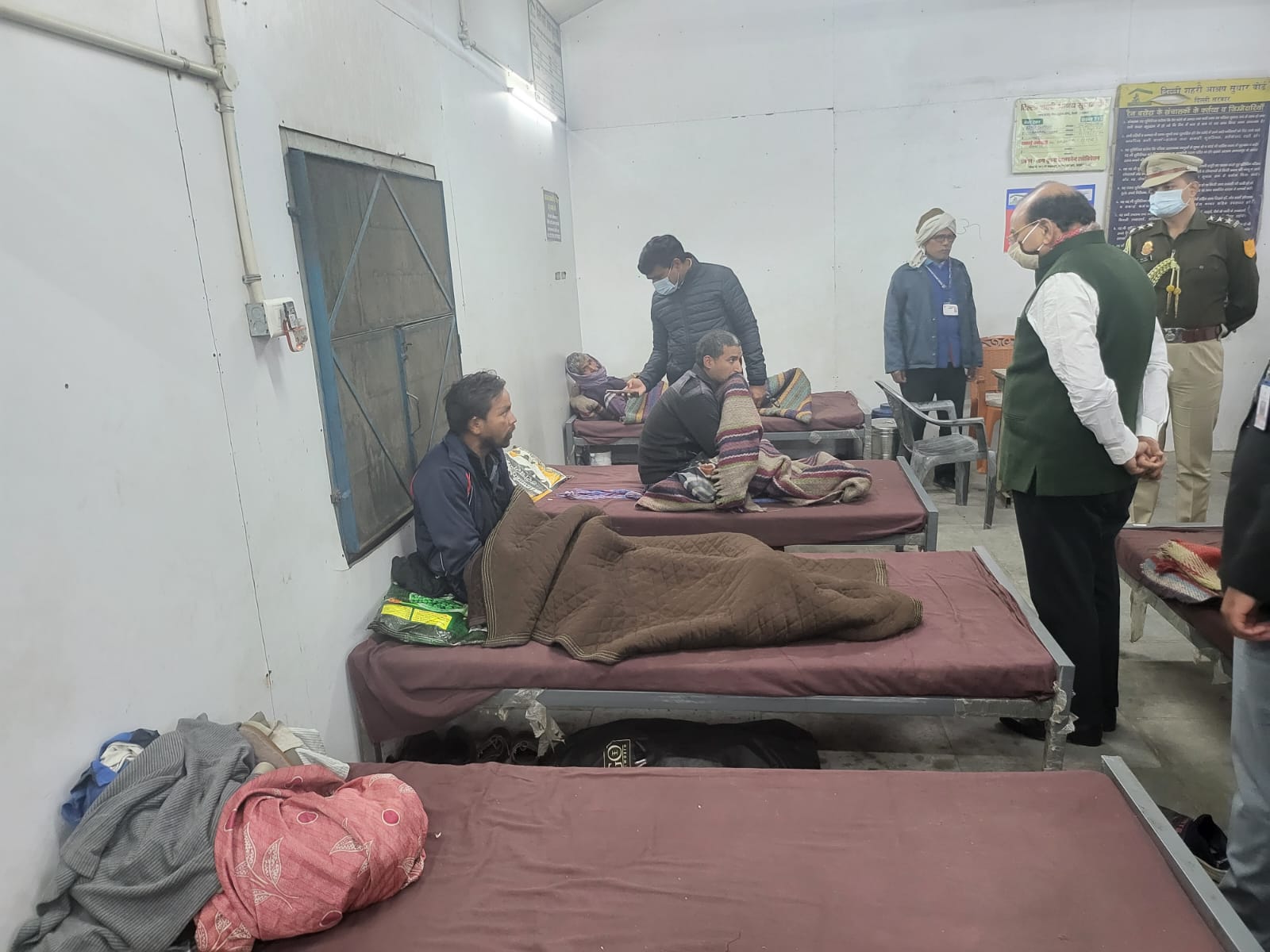 Hon’ble Lt. Governor visited Raen Baseras (night shelters) at ISBT and the adjacent Hanuman Mandir.