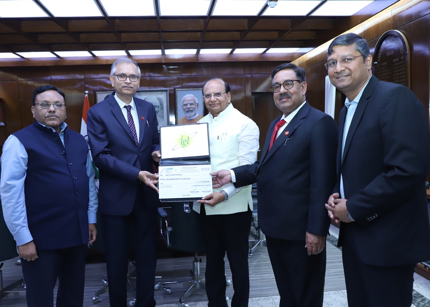 Hon’ble Lt. Governor received dividend cheque of Rs.10.50 Cr for FY 2022-23 from Indraprastha Gas Ltd.