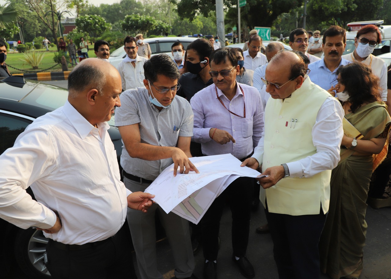 Hon’ble Lt. Governor undertook a field visit of the area from Cannought Place to the Airport