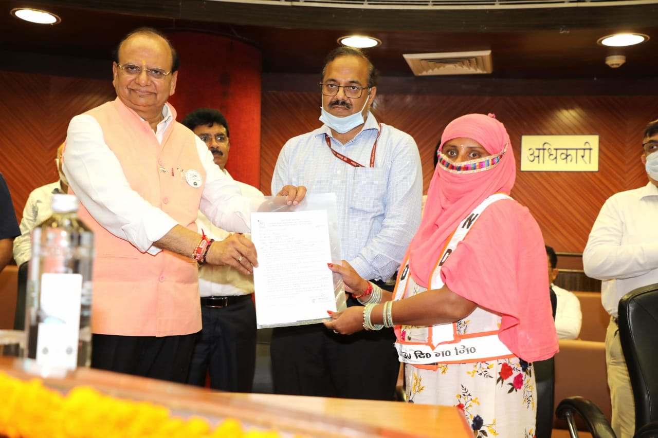 Hon’ble Lt. Governor distributed regularization letters to contractual "Swachchata Sainiks" of MCD.