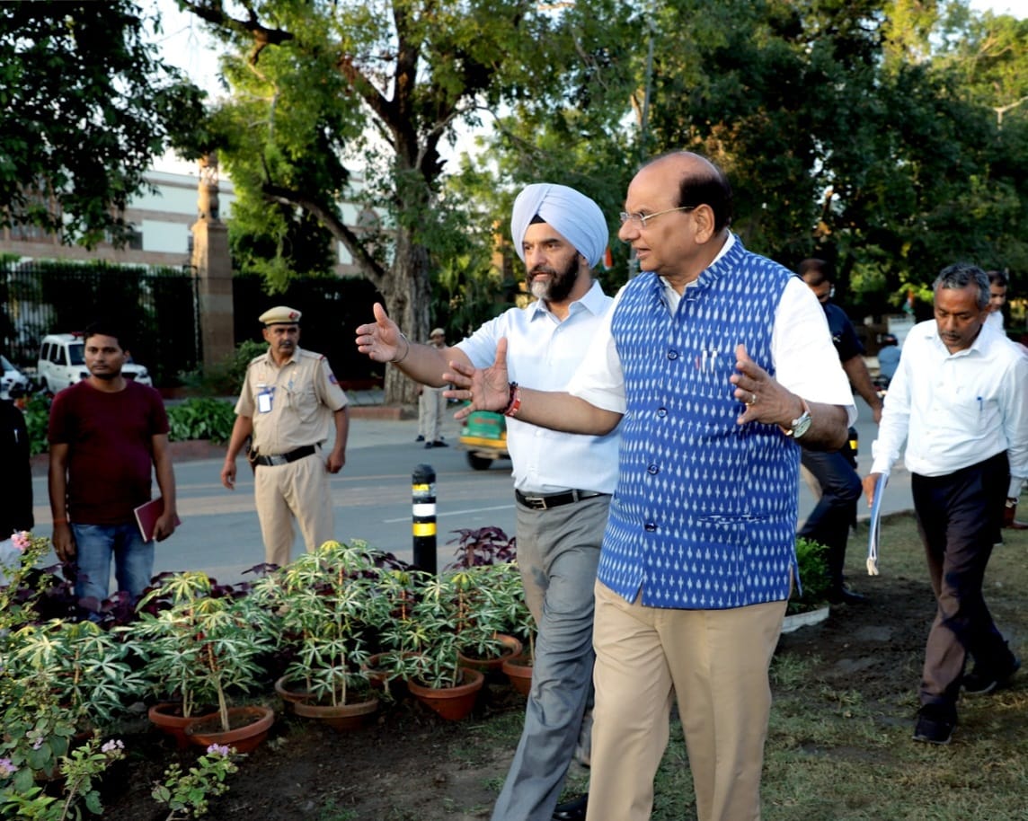 Hon'ble Lt. Governor inspected the ongoing makeover of Traffic Island in front of Hyderabad House, India Gate.
