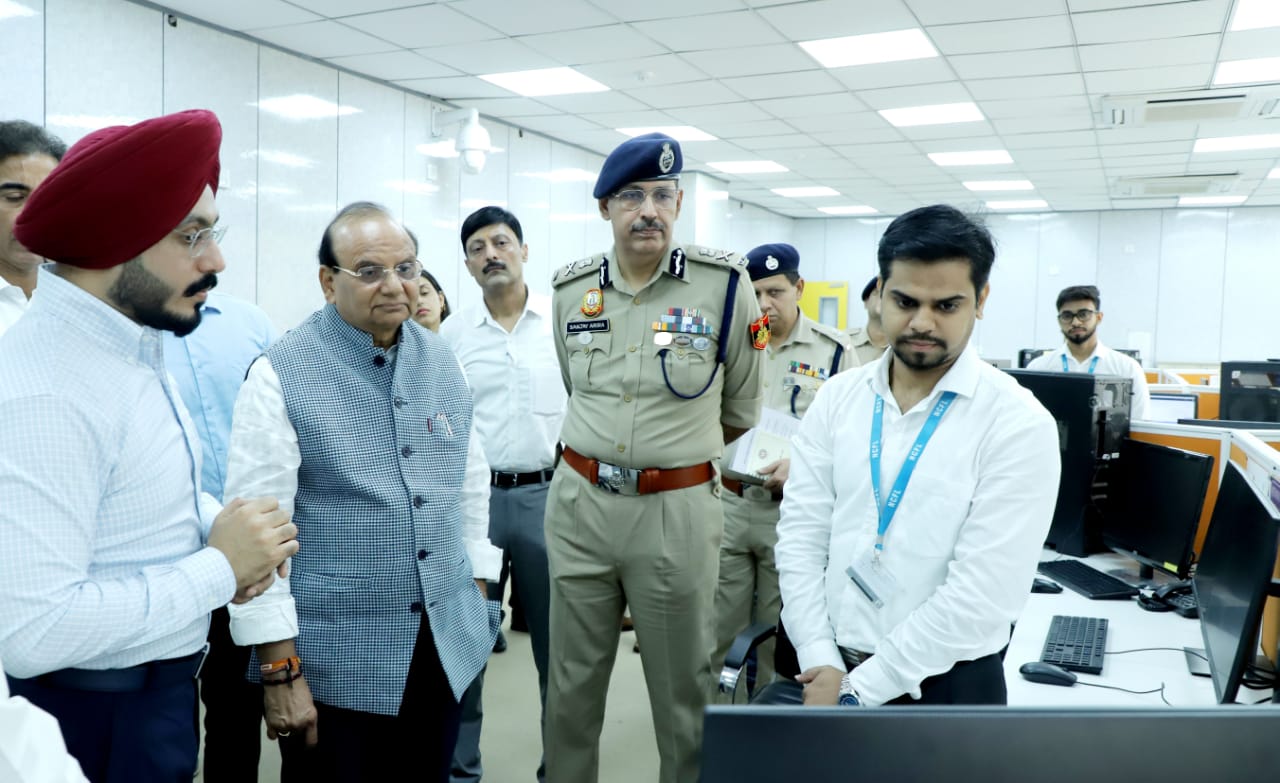 Hon'ble Lt. Governor visited the Intelligence Fusion & Strategic Operations unit of Delhi Police at Dwarka.