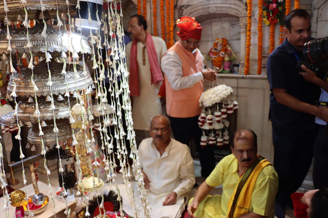 Hon'ble Lt. Governor offered a floral chhatra and a traditional pankha in the temple of Mata Yogmaya ji at…