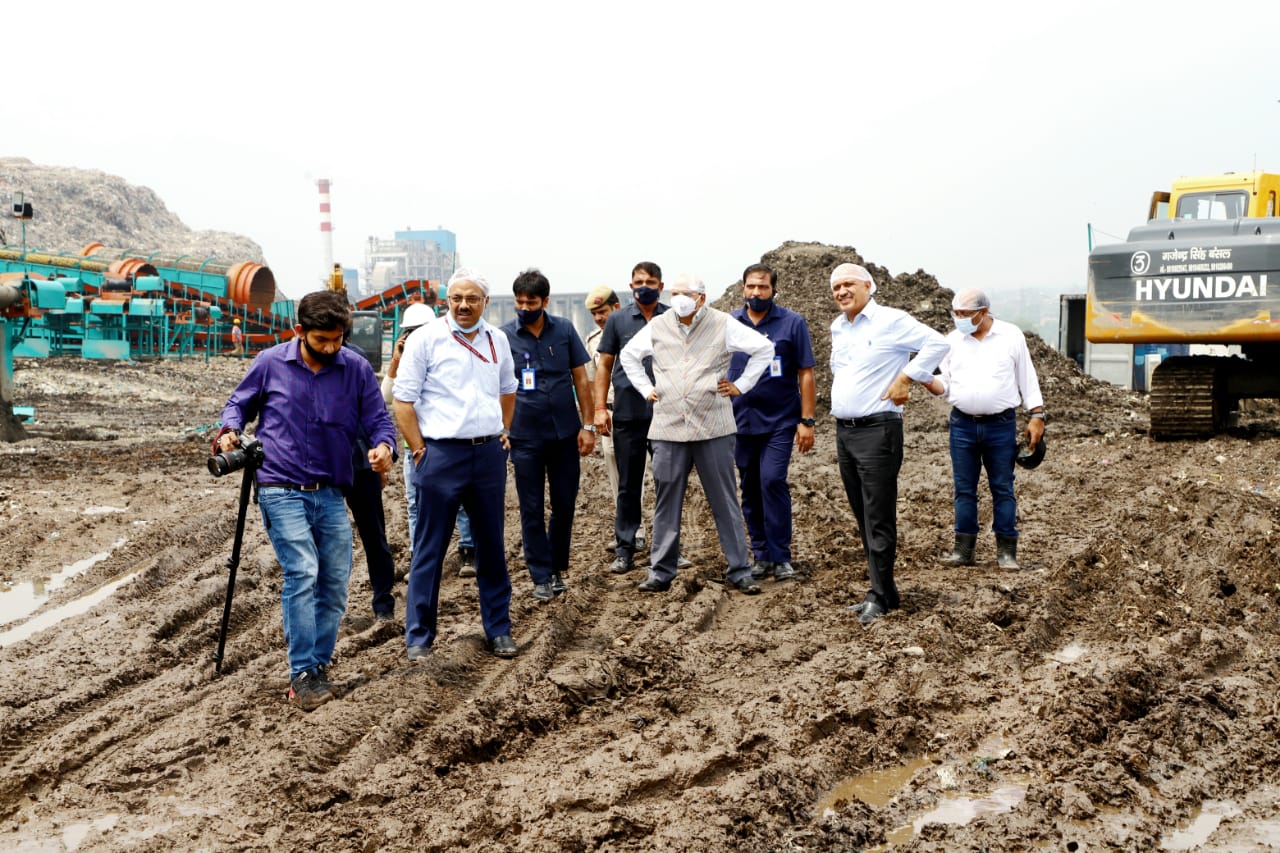 Hon’ble Lt. Governor on a surprise inspection of works at Ghazipur landfill site.
