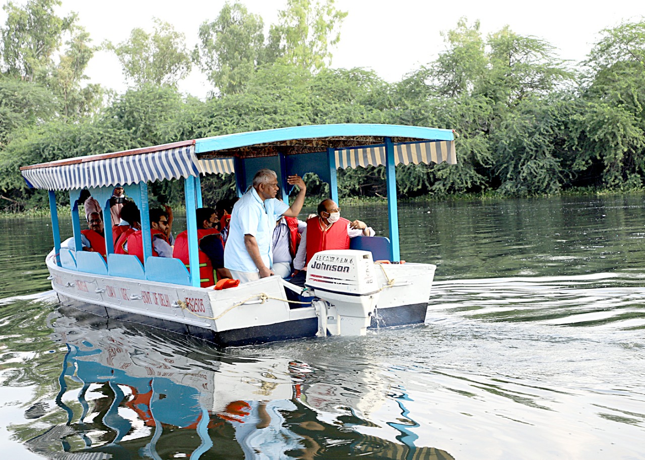 Hon’ble Lt. Governor inspected de-silting work at Najafgarh drain using “Partial Gravitational De-silting” Process.