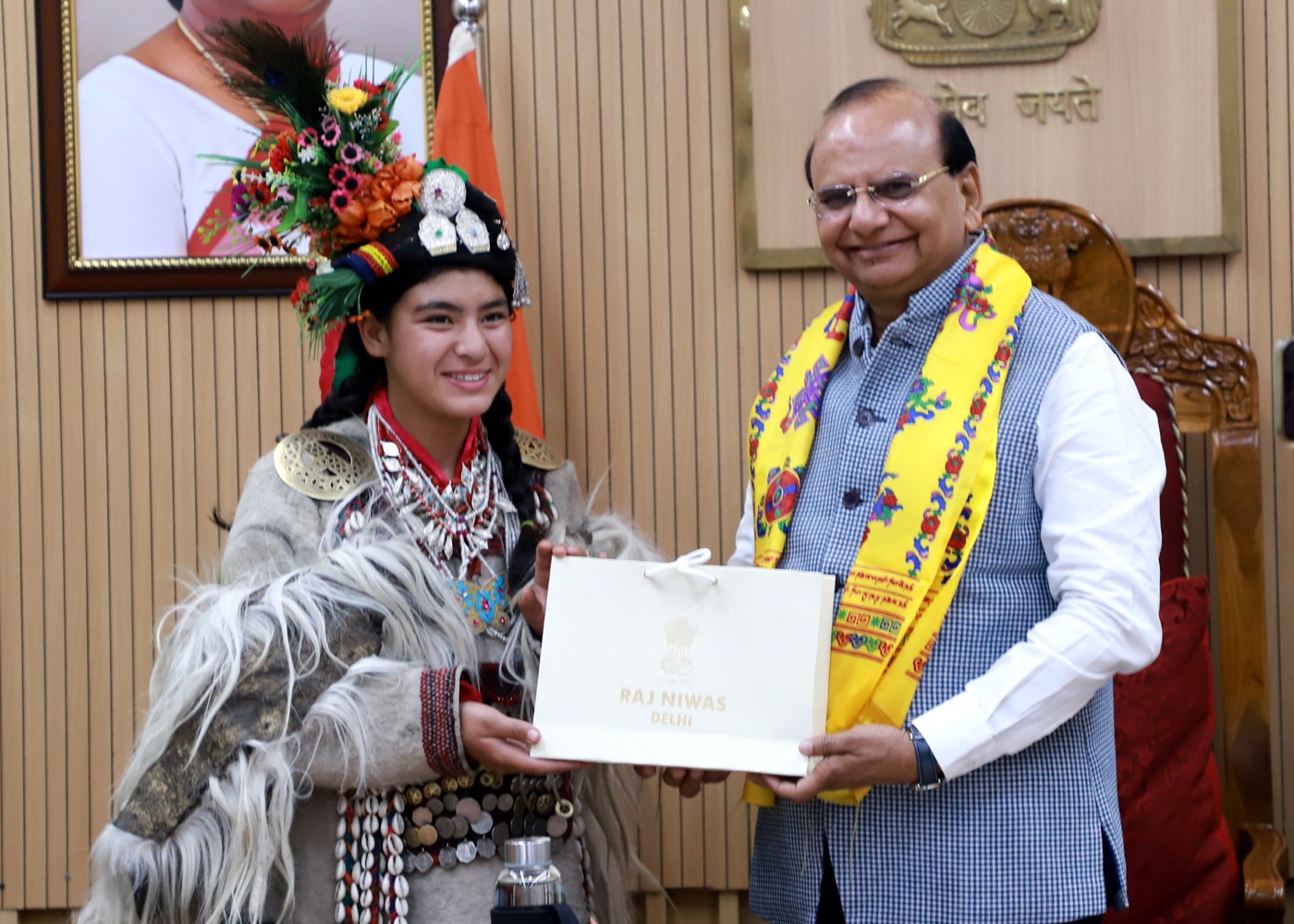माननीय उपराज्यपाल ने राज निवास में लेह-लद्दाख में भारत के पहले गांव के दो शिक्षकों के साथ आये, 25 स्कूली छात्रों के साथ…