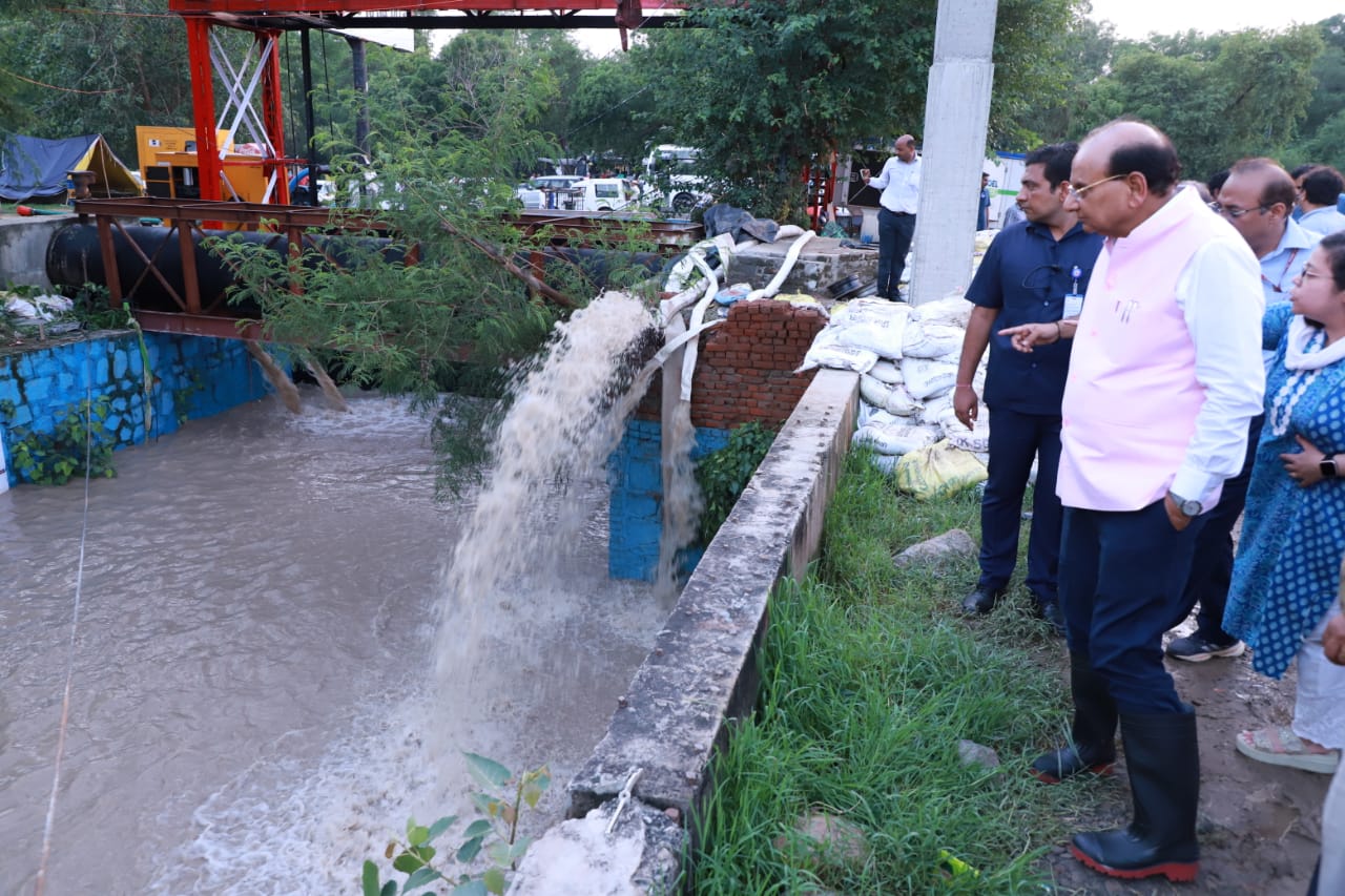 माननीय उपराज्यपाल ने एमसीडी नाले के माध्यम से प्रगति मैदान टनल से बाढ़ के पानी की  निकासी का निरीक्षण किया।