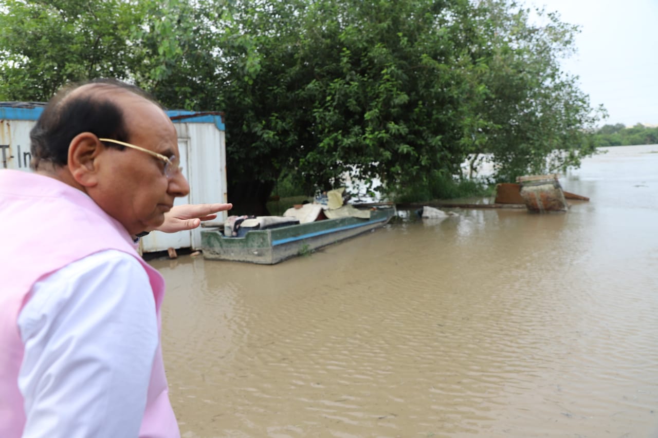 माननीय उपराज्यपाल ने यमुना के जलमग्न तटों का दौरा किया और एजेंसियों की तैयारियों का जायजा लिया।