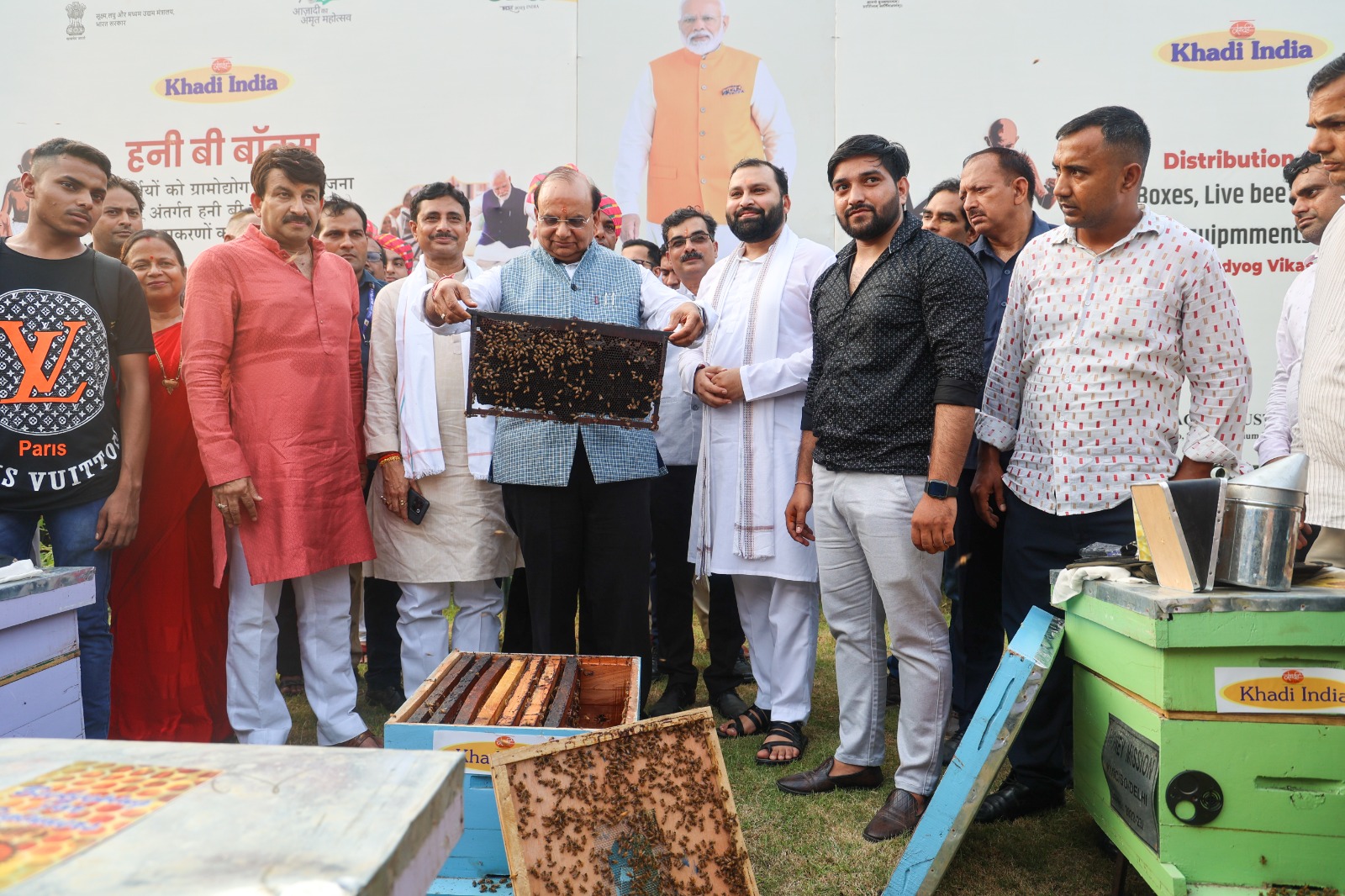 माननीय उपराज्यपाल ने उत्तर पूर्वी दिल्ली के जगतपुर गांव में केवीआईसी द्वारा प्रशिक्षित लाभार्थियों को हनी बी बॉक्स,…