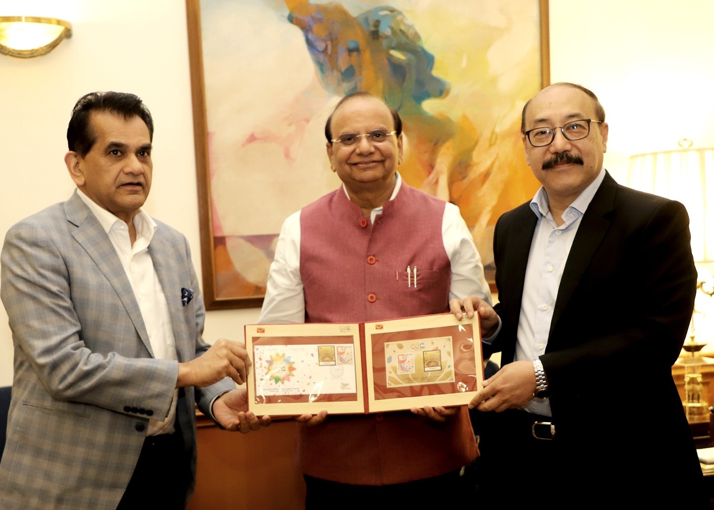 जी20 शेरपा श्री अमिताभ कांत और मुख्य समन्वयक, श्री हर्षवर्द्धन श्रृंगला ने माननीय उपराज्यपाल को स्मारक टिकट और सिक्के…