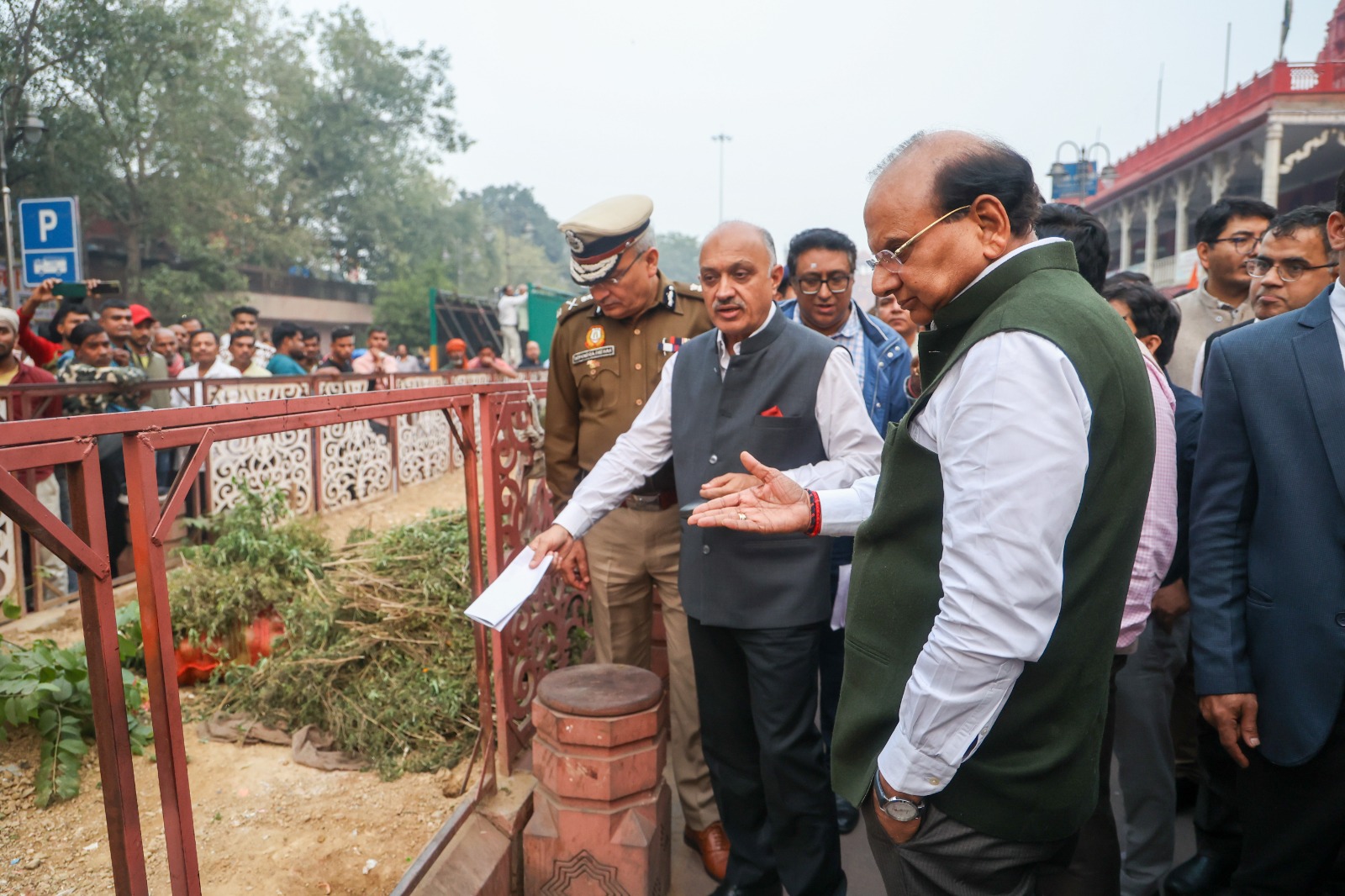 माननीय उपराज्यपाल ने PWD, SRDC-GNCTD, MCD और दिल्ली पुलिस के वरिष्ठ अधिकारियों के साथ चांदनी चौक का दौरा किया।