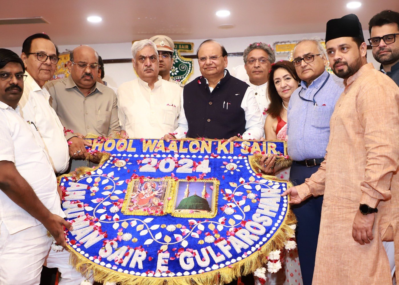 Hon’ble Lt. Governor was presented with a traditional Pankha to mark the beginning of the ‘Phool Walon Ki Sair’.