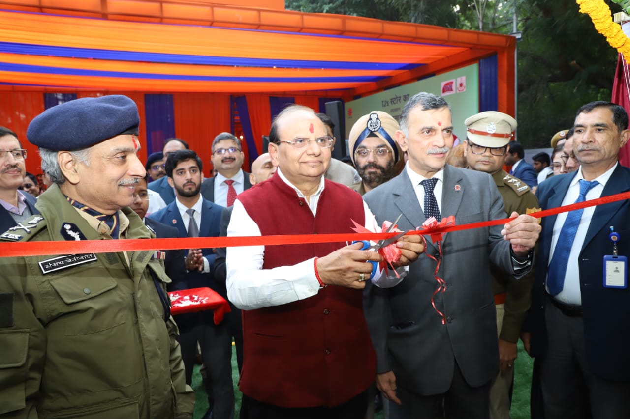 माननीय उपराज्यपाल ने मस्जिद मोठ, नई दिल्ली में आईओसीएल पेट्रोल पंप पर पहले टीजे आउटलेट का उद्घाटन किया।