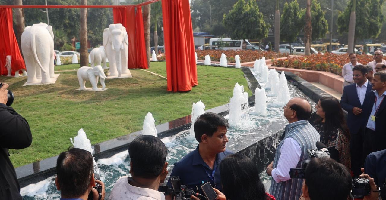 Hon’ble Lt. Governor unveiled the Elephant Family Sculpture at the RML Hospital Roundabout in New Delhi along with Hon’…