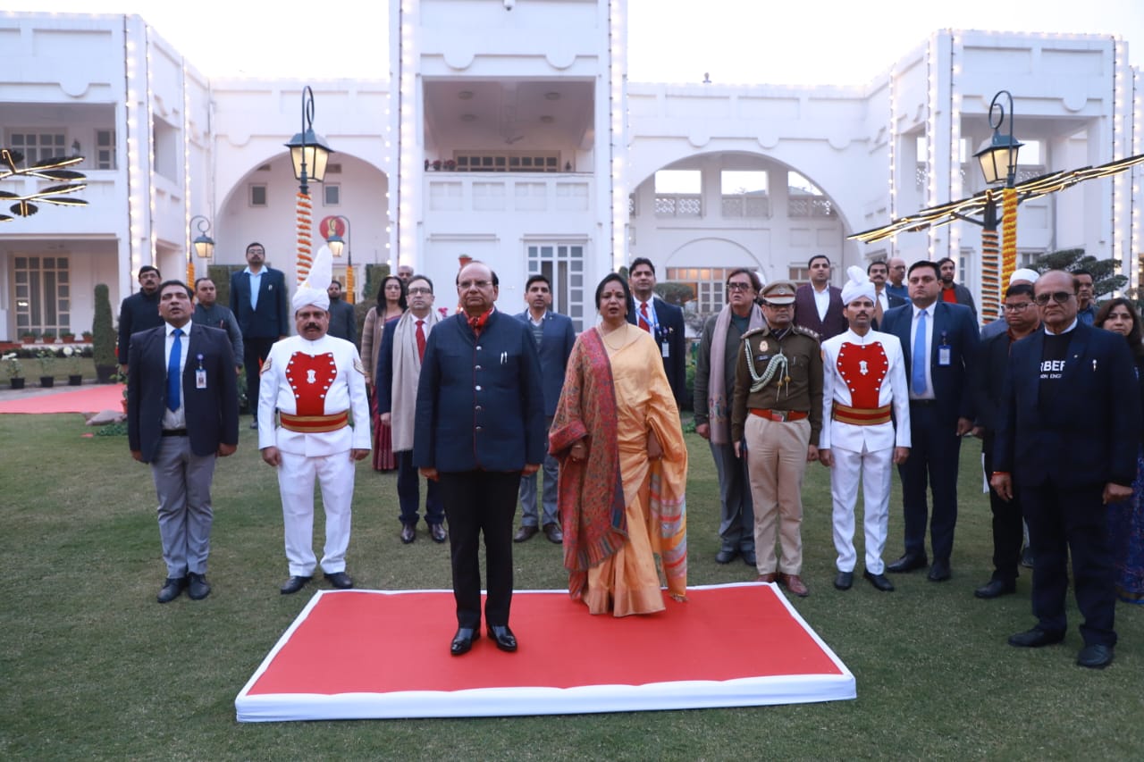 माननीय उपराज्यपाल श्री विनय कुमार सक्सेना और श्रीमती संगीता सक्सेना ने 75वें गणतंत्र दिवस के उपलक्ष्य में राज निवास में…